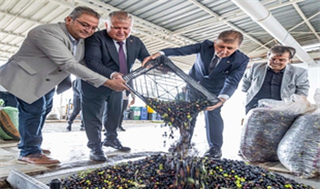Sezonun ilk zeytinyağı Başkan Tugay&rsquo;dan