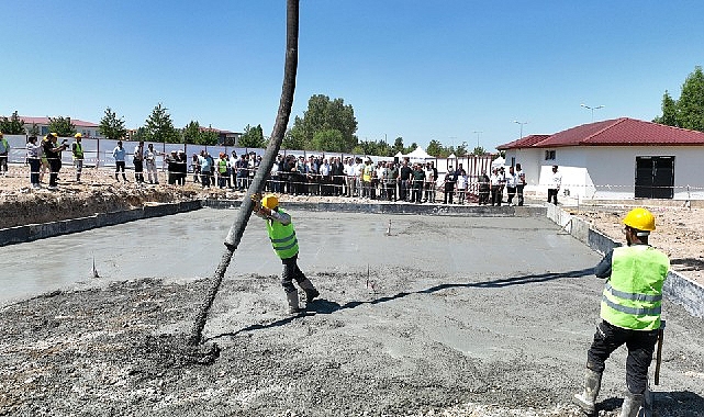 Sıcak &Ccedil;ermik'te kadın ve erkek havuzlar i&ccedil;in ilk beton atıldı
