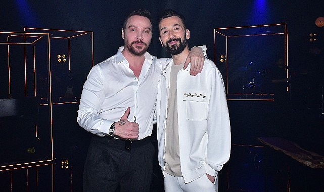Sinan Ak&ccedil;ıl&rsquo;dan Eski Yarışmacısına Tam Destek 'O, Singapurlu Tarkan'