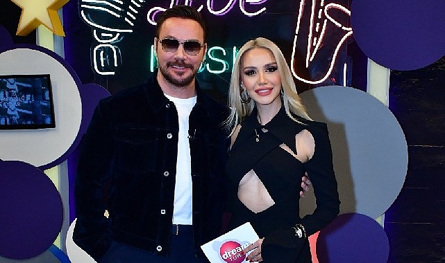 Sinan Ak&ccedil;ıl'dan Zeynep Bozkaya'ya s&uuml;rpriz şarkı!
