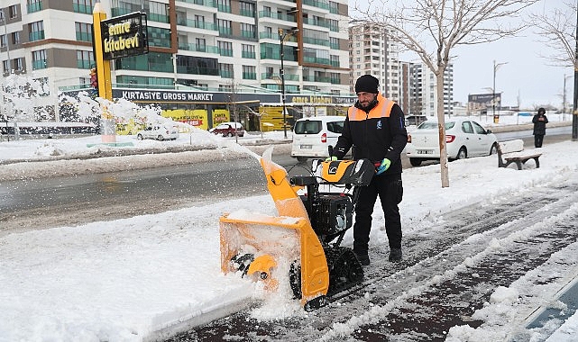 Sivas&rsquo;ta Son 20 Yılın En Yoğun Karına Karşı Belediye 7/24 Sahada
