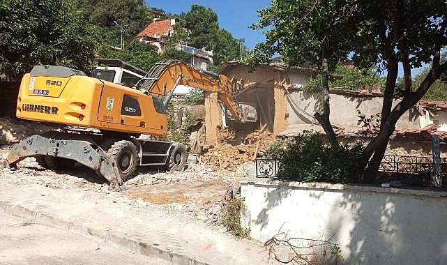 Tehlike sa&ccedil;an metruk binalar yıkıldı
