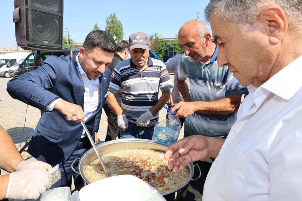 Başkan Arı, Zahire Pazarında Aşure Dağıttı
