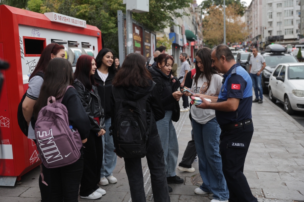 Nevşehir Belediyesi'nden &Ouml;ğrencilere Okulun İlk G&uuml;n&uuml; Hediyesi