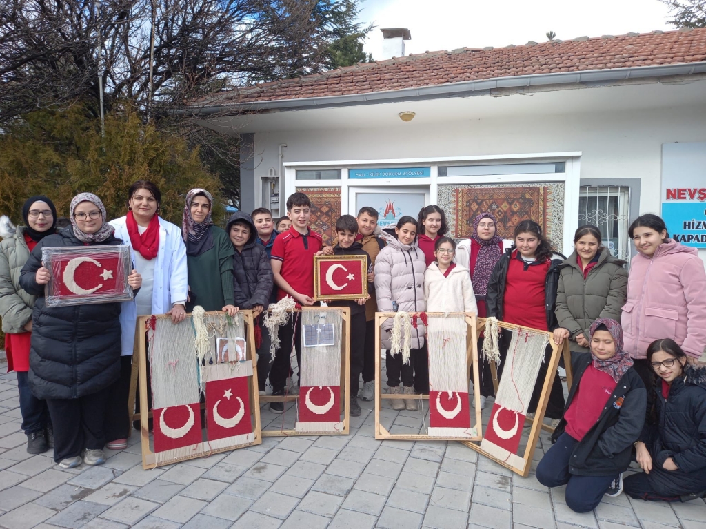 Gen&ccedil; Ellerden Ay Yıldızlı Bayrağa