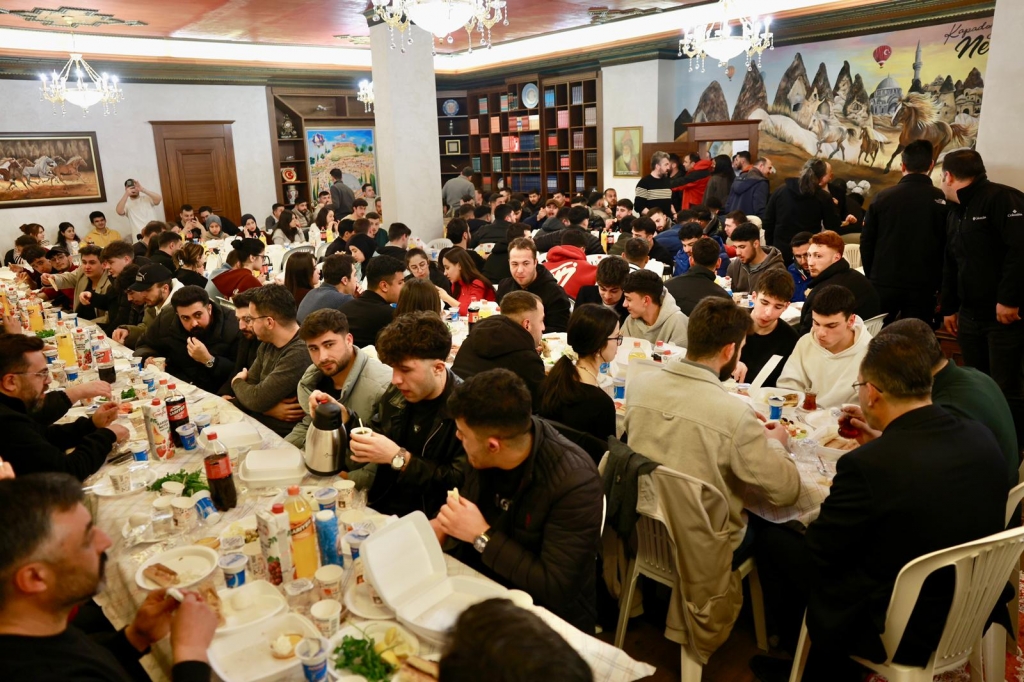 Makam Odası Sahur Sofrası Oldu