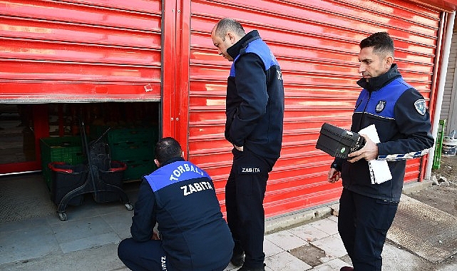 Torbalı Zabıtası'ndan halk sağlığını tehdit eden marketlere m&uuml;h&uuml;r