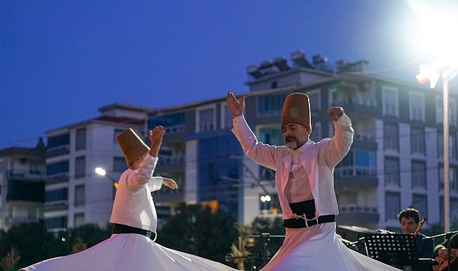 Torbalı'da 3 bin kişi aynı sofrada oru&ccedil; a&ccedil;tı