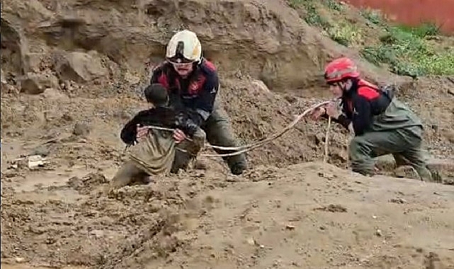 Torbalı'da &ccedil;amura saplanan iki &ccedil;ocuğu itfaiye kurtardı