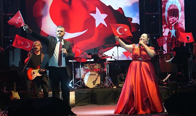 Tuğ&ccedil;e Kandemir Saray&rsquo;ı salladı