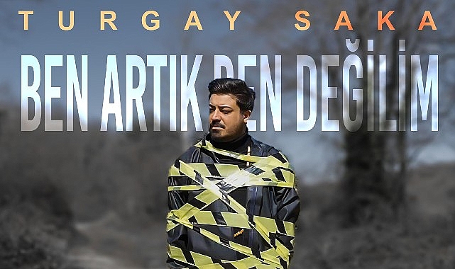 Turgay Saka hem s&ouml;yledi hem besteledi hem de y&ouml;netti