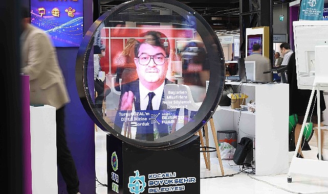 Turgut &Ouml;zal hologram y&ouml;ntemiyle Bilişim Fuarı'nda