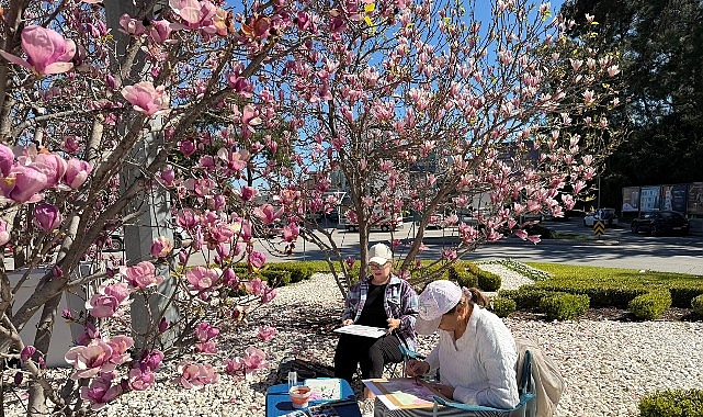 Turistler Kemer&rsquo;de manolyaları resmediyor