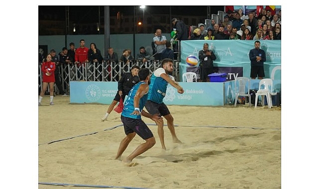 T&uuml;rk voleybol tarihinde bir ilk yaşandı! Plaj Voleybolu Erkek Milli Takımı ilk kez şampiyon oldu.