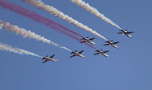 T&uuml;rk Yıldızları&rsquo;ndan Antalya semalarında nefes kesen g&ouml;steri