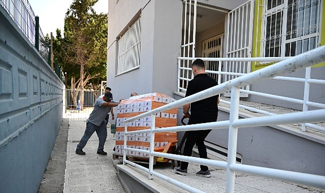 &Uuml;cretsiz kırtasiyelerin dağıtımı devam ediyor