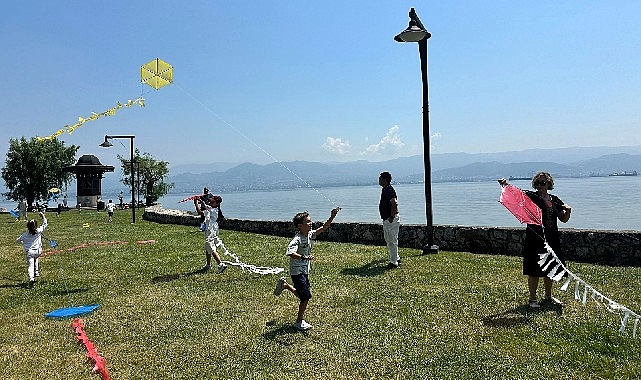 U&ccedil;urtmalar Kocaeli'den barışa u&ccedil;tu; Diplomat &ccedil;ocukları "Barış" i&ccedil;in u&ccedil;urtma u&ccedil;urdu