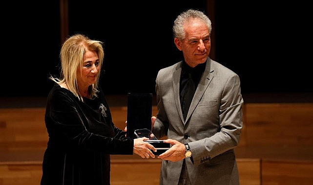 Uluslararası İzmir Festivali A&ccedil;ılışında Ege &Uuml;niversitesine Plaket