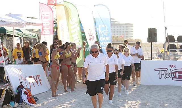 Uluslararası plaj voleybolunun kalbi &Ccedil;eşme&rsquo;de attı