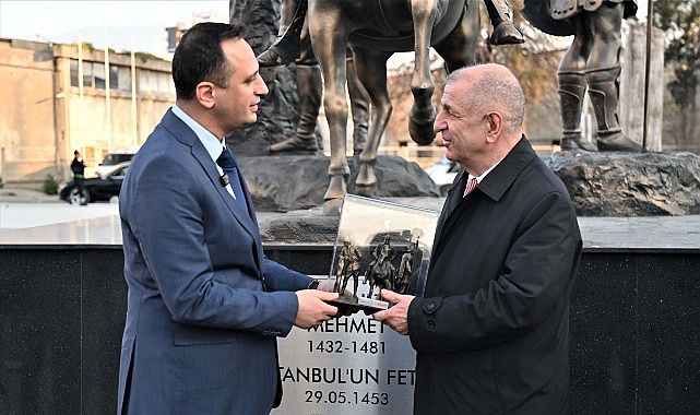 &Uuml;mit &Ouml;zdağ Abide-i H&uuml;rriyet Meydanı&rsquo;na &ouml;vg&uuml;:     &ldquo;B&ouml;yle bir yeri g&ouml;rmekten b&uuml;y&uuml;k mutluluk duydum.&rdquo;