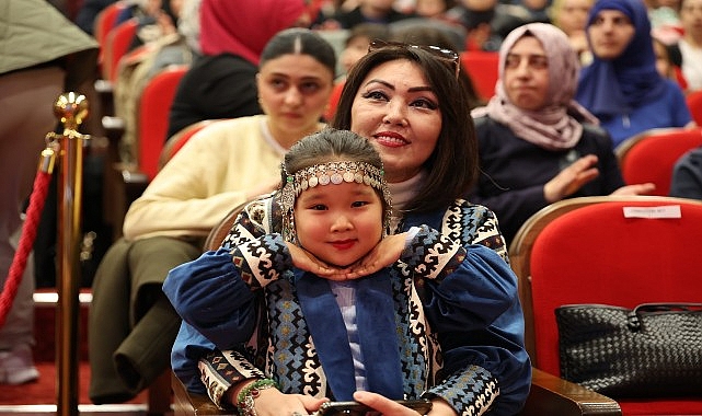 &Uuml;nl&uuml; Kazak m&uuml;zik grubu Alatau Serileri, yeni alb&uuml;m&uuml;n&uuml;n lansmanını Bağcılar'da yaptı