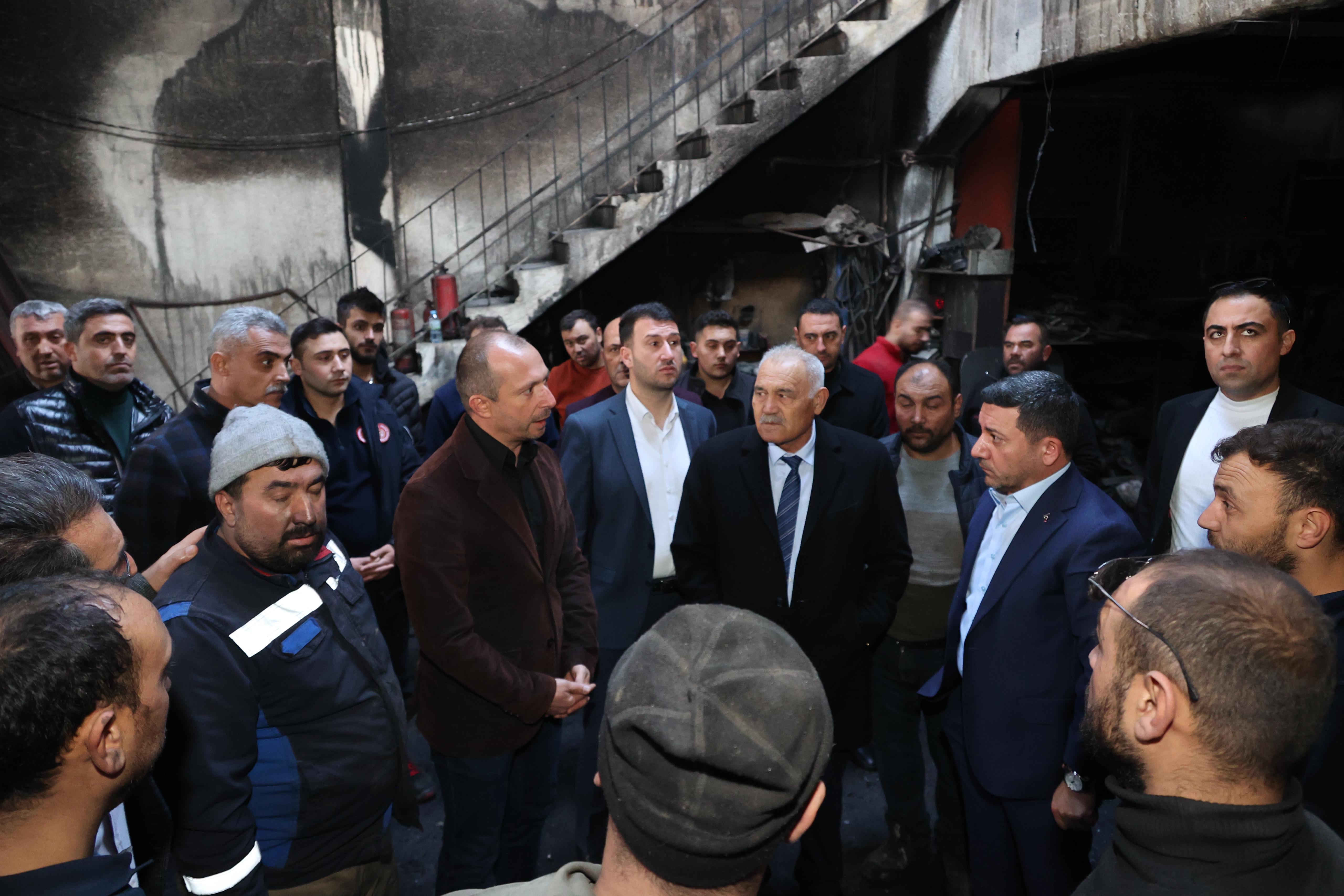 RASİM ARI&rsquo;DAN İŞYERİ YANAN ESNAFA &lsquo;GE&Ccedil;MİŞ OLSUN&rsquo; ZİYARETİ