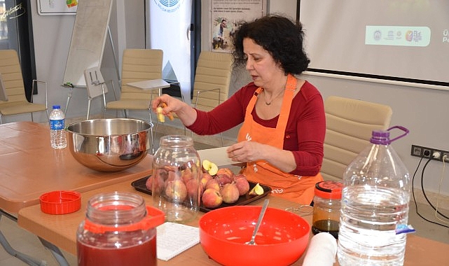 &Uuml;retici Pazarında &ccedil;ocuklara tohum, ailelerine sirke yapım at&ouml;lyesi