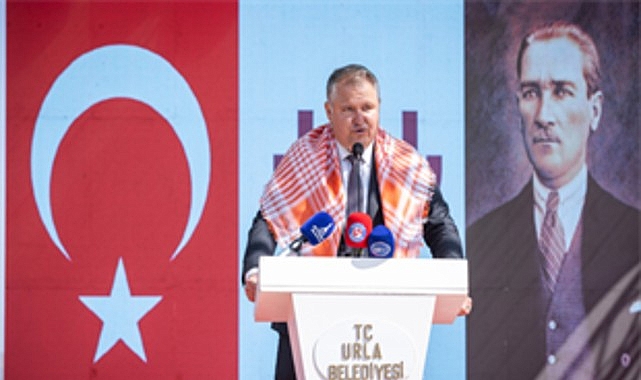 Urla&rsquo;nın geleneksel bağbozumu şenliği renkli g&ouml;r&uuml;nt&uuml;lerle başladı