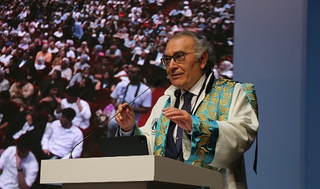 &Uuml;sk&uuml;dar &Uuml;niversitesi, ilk hekimlerini gururla uğurladı!