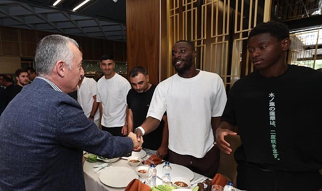 Vali Aktaş ile Başkan B&uuml;y&uuml;kakın'dan Beşiktaş ma&ccedil;ı &ouml;ncesi Kocaelispor'a moral