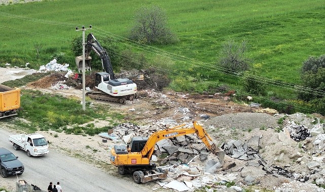 Vatandaş Bildirdi, Ka&ccedil;ak Moloz D&ouml;k&uuml;len Alan Temizlendi