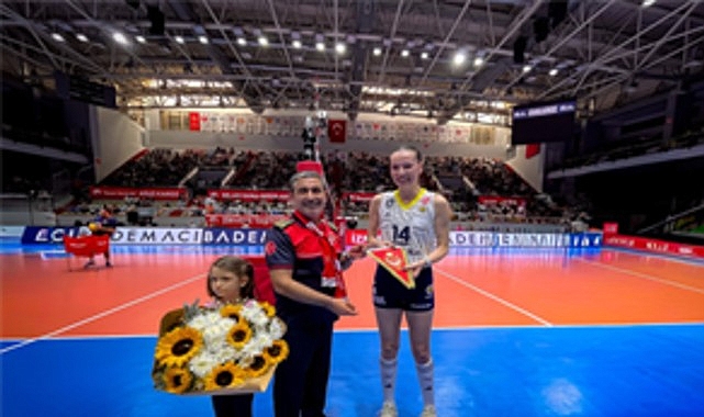 Voleybolun yıldızlarından İzmir İtfaiyesi&rsquo;ne teşekk&uuml;r
