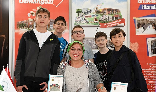 Yazar Halime Yıldız kitaplarını k&uuml;&ccedil;&uuml;k okuyucuları i&ccedil;in imzaladı