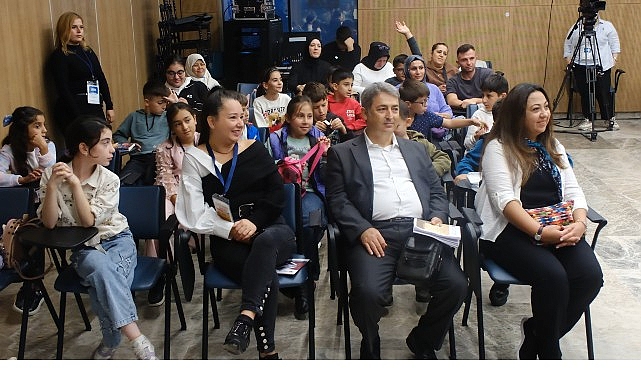 Yazar ikiz kardeşler Kocaeli Kitap Fuarı&rsquo;na renk kattı;  &ldquo;Kitap yazmak isteyenler &ccedil;ok okusun&rdquo;