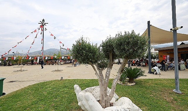 Yazar Yekta Kopan Efes Tarlası Yaşam K&ouml;y&uuml;'nde okurlarıyla buluşuyor