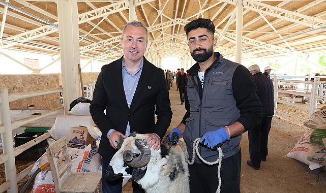 Yeni Kurban Pazarı Alıcının da Satıcının da Y&uuml;z&uuml;n&uuml; G&uuml;ld&uuml;rd&uuml;...