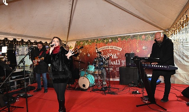 Yeni Yıl Festivali&rsquo;nde Şarkılar Bursalıların İ&ccedil;ini Isıttı