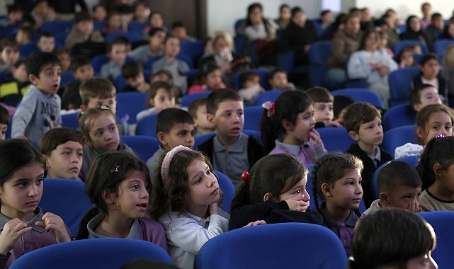 Yenipazar&rsquo;da &Ccedil;ocuklar Başkan &Ccedil;er&ccedil;ioğlu&rsquo;nun &Ccedil;alışmaları ile Tiyatroyla Buluştu
