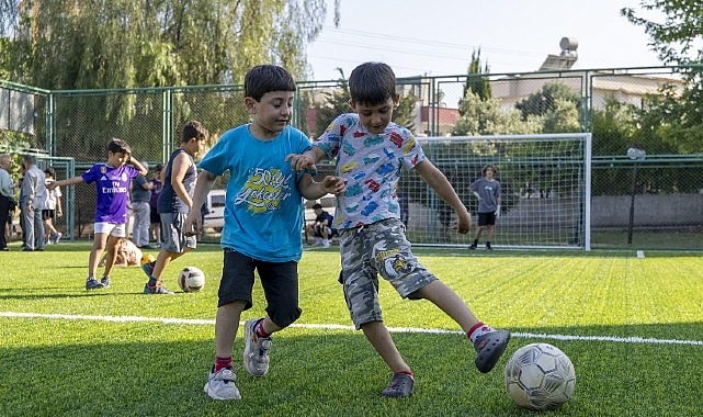 Yenişehir Belediyesi &ccedil;ocuklar i&ccedil;in mahallelerde  halı saha a&ccedil;maya devam ediyor