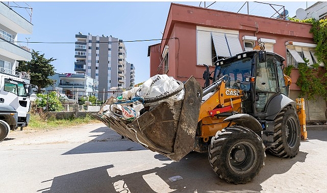Yenişehir Belediyesi &ldquo;&ccedil;&ouml;p ev&rdquo; niteliğindeki meskenden 10 kamyon &ccedil;&ouml;p &ccedil;ıkardı