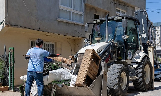 Yenişehir Belediyesi &ldquo;&ccedil;&ouml;p ev&rdquo; niteliğindeki meskenden bir kamyon &ccedil;&ouml;p &ccedil;ıkardı