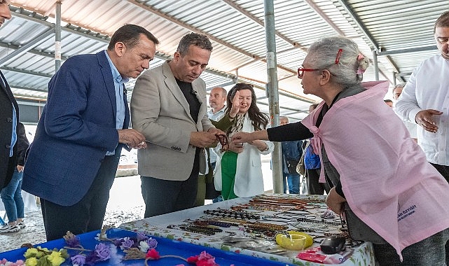 Yenişehir Belediyesi yenilenen &uuml;retici kadın pazarını a&ccedil;tı