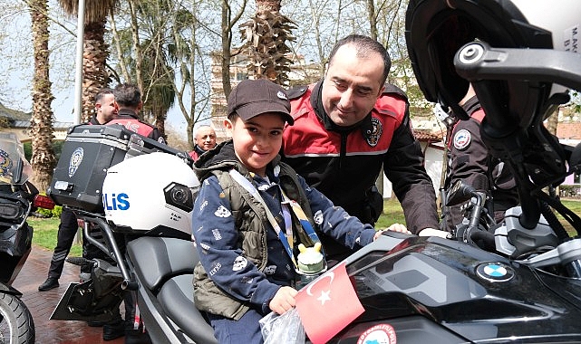 Yunus polisleri, &ccedil;ocukların g&ouml;nl&uuml;n&uuml; fethetti