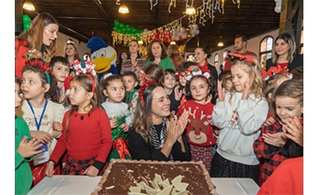 Yuvamız İzmirli &ccedil;ocuklara yeni yıl s&uuml;rprizi