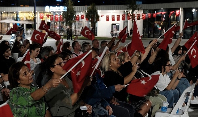 Zafer meşalesi Milli İrade Meydanı'nda yakıldı