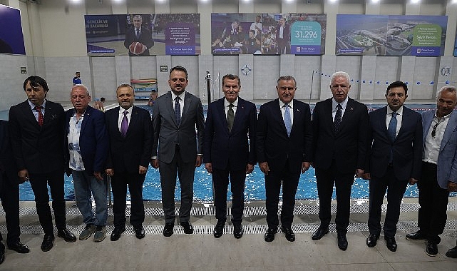 Zeytinburnu&rsquo;na Kazandırılan 3&rsquo;&uuml;nc&uuml; Y&uuml;zme Havuzunun A&ccedil;ılışını Gen&ccedil;lik ve Spor Bakanı Osman Aşkın Bak Yaptı