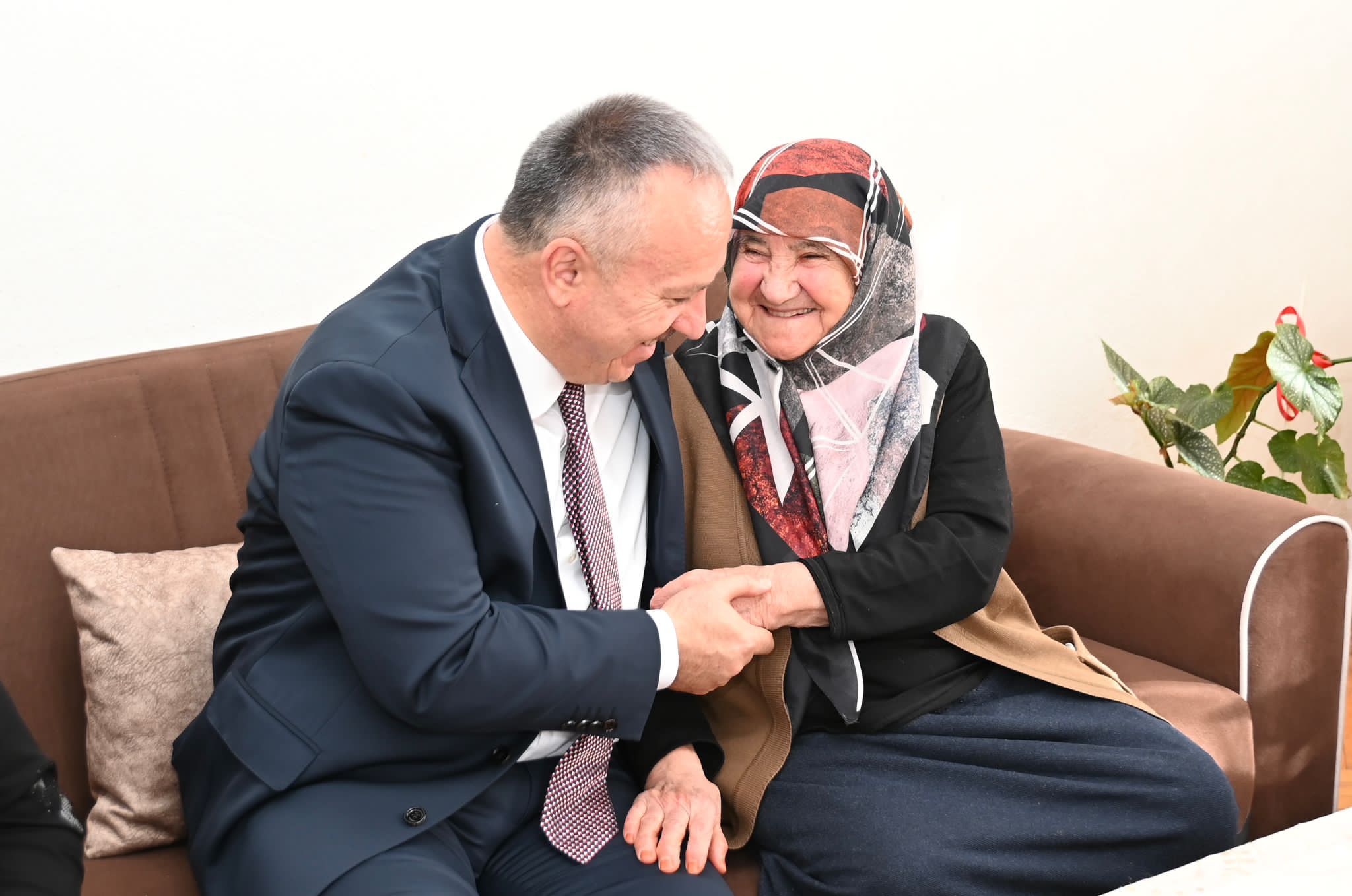 Vali Ali Fidan, Cumhuriyet D&ouml;nemi Tanığı Saadet Kılı&ccedil;'ın Ailesine Taziye Ziyaretinde Bulundu