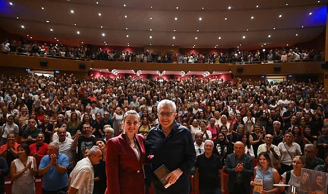 Z&uuml;lf&uuml; Livaneli okurlarıyla buluştu